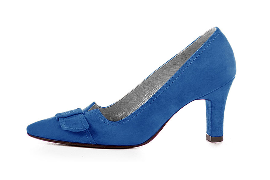 Electric blue women's dress pumps, with a knot on the front. Tapered toe. High kitten heels. Profile view - Florence KOOIJMAN
